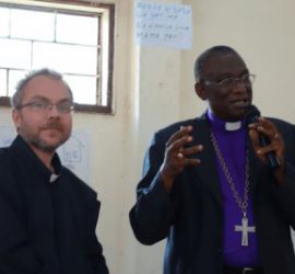 Zwei Pfarrer vor Weihnachten in Tansania